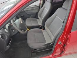 CHEVROLET - CELTA - 2013/2014 - Vermelha - R$ 34.000,00